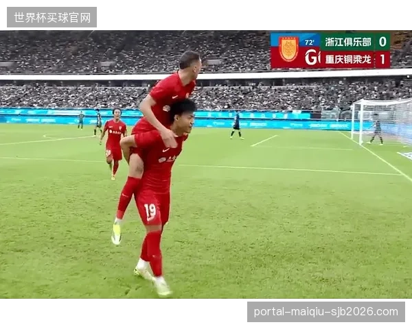 19岁门将姚浩洋表现惊艳,成为升班马重庆铜梁龙后防线的关键人物。 19岁门将姚浩洋表现惊艳,成为升班马重庆铜梁龙后防线的关键人物。